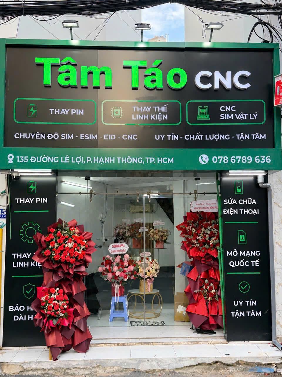 Mặt tiền cửa tiệm Tâm Táo CNC với bảng hiệu xanh neon tại 135 đường Lê Lợi, P. Hạnh Thông, TP. Hồ Chí Minh